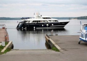 Роскошный транспорт всегда вызывает зависть и необоснованные разговоры. Особенно когда речь заходит о служителях церкви. Вот и яхта патриарха Кирилла в 2011 году наделала много шума. 
Нельзя запретить миллиардерам тратить свои деньги на роскошные корабли и стильные морские яхты. Но как быть, если такой дорогой транспорт замечен во владении служителя Богу? Речь идет о самой красивой яхте  Паллада . Это шикарное черное судно с тонированными стеклами. Стоимость такой  игрушки  - 4 000 000 долларов. Цифры шокируют, и возникает вопрос: "Это личная яхта патриарха Кирилла или он просто решил прокатиться с ветерком?" Построили судно еще в 2003 году, оно было разработано архитектором Гвидо де Грота. Общая длина яхты - 32 метра, ее ширина   7,45 метра. Изначально это судно числилось за президентом Российской Федерации. Сегодня это яхта патриарха Кирилла. На ней числятся четыре члена команды, которые проживают в двух каютах. Гостей принять судно тоже может, но в количестве 8 человек. 
Яхта патриарха Московского Кирилла оснащена самыми мощными приборами. Дизайн каждой каюты королевский. Нельзя не упомянуть про элитное белое дерево, которое использовалось для внутренней отделки. Также дизайнеры использовали красное дерево и дуб. Вся мебель выполнена по особым эскизам из дорогого материала, обшита она натуральной кожей. 
Палуба белоснежного цвета прекрасно сочетается с темным корпусом. Яхта "Паллада" патриарха Кирилла регулярно принимает гостей из всех церквей мира. Высокопоставленные духовные лидеры отдыхают в роскошной гостиной. Там расположился не только бар, но и лучший домашний кинотеатр. Комната хорошо изолирована, поэтому в ней приятно находиться, даже когда за бортом бушует непогода.
В столовой могут отобедать восемь человек. В каждой спальне размещено королевское ложе. В ванной комнате можно принять все необходимые водные процедуры и даже насладиться теплом сауны. Для тех, кто не представляет жизни без физических нагрузок, предусмотрен полноценный фитнес-зал.