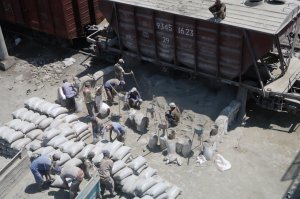 Филиал ада на земле. Ручная фасовка цемента про 40-ка градусов.