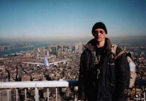 Последнее фото фейк, впрочем как вся статья.
1. Температура в этот день была 20-25 целсия (в зимней куртке и шапке?)
2. Обзорную площадку имел ВТЦ-2 (Южная башня) куда ударил второй самолёт, т. е. во время этой фотографии ВТЦ-1 (Северная Башня) уже горела около 20 минут?
3. И самое главное - первый самолёт ударил в 8:46 утра, второй в 9:03 утра. Обзорная площадка работала с 9:30 утра до 9:30 вечера.