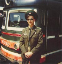 Из неуставного: вставки в погонах и знак слева на кителе тоже самопальный, типа юбилейного Российско-Финская граница.