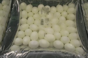 Некоторые пошли еще дальше и торгуют вареными ПОЧИЩЕННЫМИ яйцами!