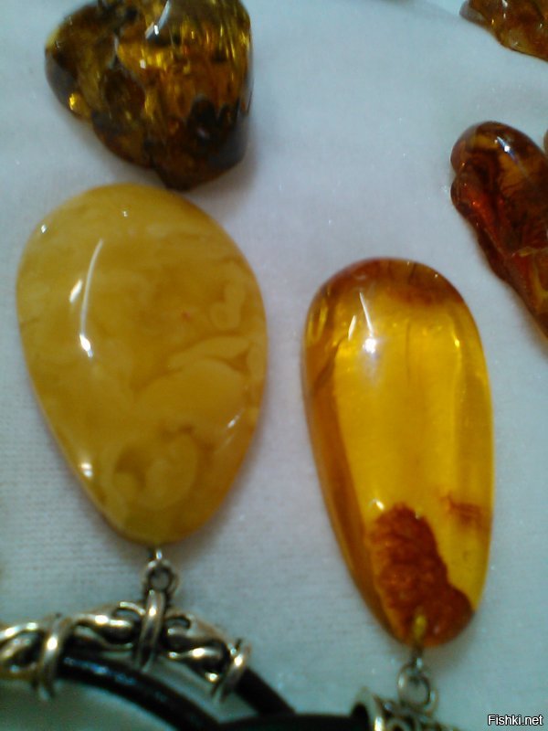 Спасибо за добрые слова о моём родном городе и замечательном Музее янтаря. Сама много лет торгую янтарём. Обожаю этот камень. Он ТЁПЛЫЙ. Вот некоторые образцы моего товара (извините за качество фото).