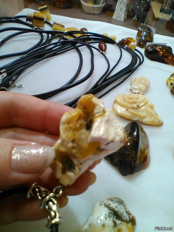 Спасибо за добрые слова о моём родном городе и замечательном Музее янтаря. Сама много лет торгую янтарём. Обожаю этот камень. Он ТЁПЛЫЙ. Вот некоторые образцы моего товара (извините за качество фото).