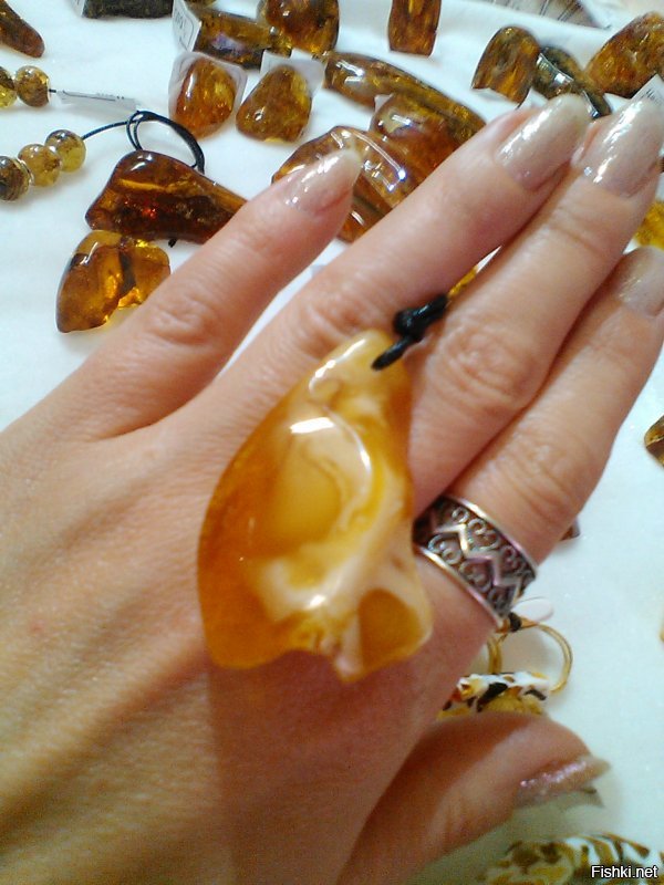 Спасибо за добрые слова о моём родном городе и замечательном Музее янтаря. Сама много лет торгую янтарём. Обожаю этот камень. Он ТЁПЛЫЙ. Вот некоторые образцы моего товара (извините за качество фото).
