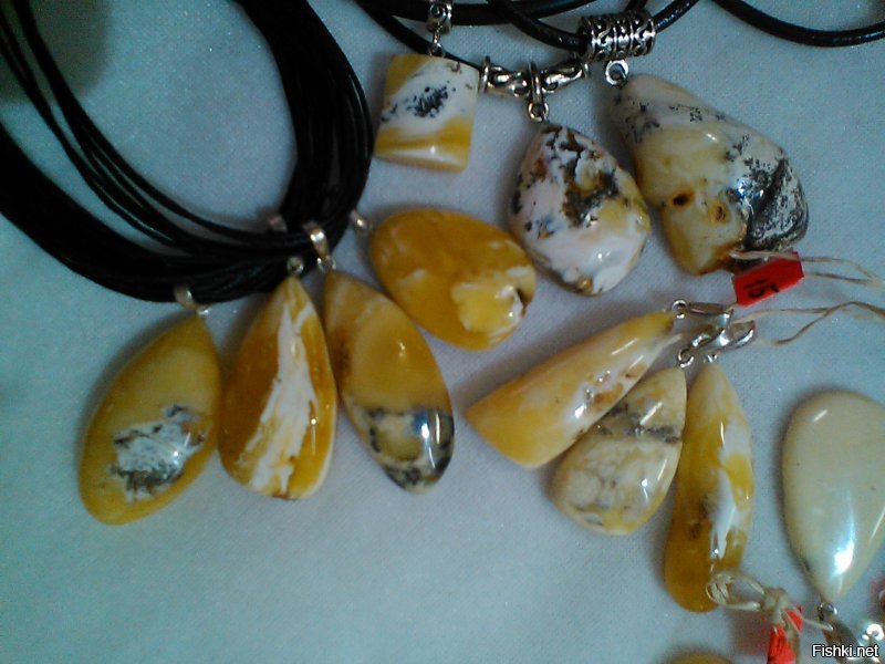 Спасибо за добрые слова о моём родном городе и замечательном Музее янтаря. Сама много лет торгую янтарём. Обожаю этот камень. Он ТЁПЛЫЙ. Вот некоторые образцы моего товара (извините за качество фото).