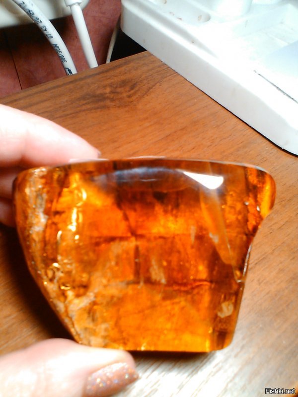 Спасибо за добрые слова о моём родном городе и замечательном Музее янтаря. Сама много лет торгую янтарём. Обожаю этот камень. Он ТЁПЛЫЙ. Вот некоторые образцы моего товара (извините за качество фото).