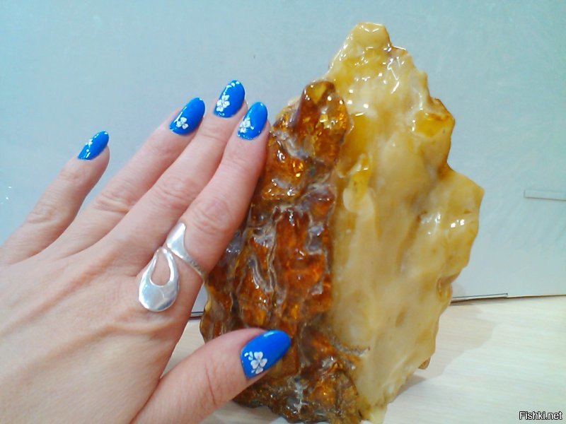 Спасибо за добрые слова о моём родном городе и замечательном Музее янтаря. Сама много лет торгую янтарём. Обожаю этот камень. Он ТЁПЛЫЙ. Вот некоторые образцы моего товара (извините за качество фото).