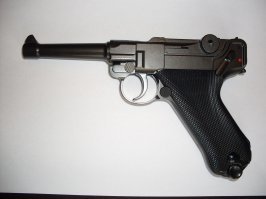 Исключительно удобная конструкция! Не знаю, почему конструкторы перестали делать такие рукоятки под тупым углом. Насчёт внутренностей-сложнее, говорят, надо часто смазывать. Но разве это большой минус? У меня вот пневмат Р.08 и тот приятно держать в руке, при спуске не уводит вверх-вниз: