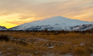 А еще в Исландии находится вулкан Сна йфедльсйёкюдль, чз который герои Жюля Верна пытались проникнуть к центру земли