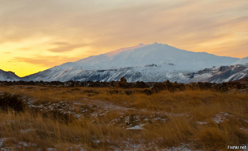 А еще в Исландии находится вулкан Сна йфедльсйёкюдль, чз который герои Жюля Верна пытались проникнуть к центру земли