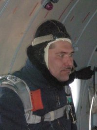 Ну одежда по погоде. Зимой - меховой комбез. А летом я и в шортах и тапочках прыгал ;)
