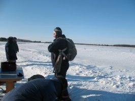 Ну одежда по погоде. Зимой - меховой комбез. А летом я и в шортах и тапочках прыгал ;)