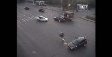 Хочется остановить кадр на этом моменте и дать возможность водителю авто выйти, отойти на безопасное расстояние.