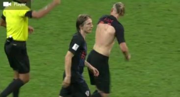 Специально зашел на фишки найти этот пост, который вообще теперь весь интернет засрал. Может хватит истерить? Я тебе тут фоточек нарезал, автор, зацени!

1,2) Карточка за майку, которую "не показал" судья
3) За мгновение до нарушения, а именно о нем и идет речь, после которого компьютерная графика трансляции нарисовала, что Вида получил желтую за маку. Комментатор в свою очередь это и озвучил.

П.С.: Все, кто верит в писульку автора, мне вас жаль... Прежде чем верить написанному в интернете, попробуйте увидеть своими глазами.