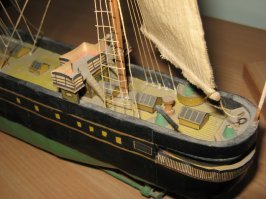 А ещё были наборы для сборки кораблей из бумаги и картона. Всех уже не упомню, но вот "Память Азова" (или просто "Азов"?) у меня точно был. Клеил его, пока болел классе эдак в пятом. Фото не мои, из сети.