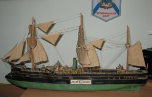 А ещё были наборы для сборки кораблей из бумаги и картона. Всех уже не упомню, но вот "Память Азова" (или просто "Азов"?) у меня точно был. Клеил его, пока болел классе эдак в пятом. Фото не мои, из сети.