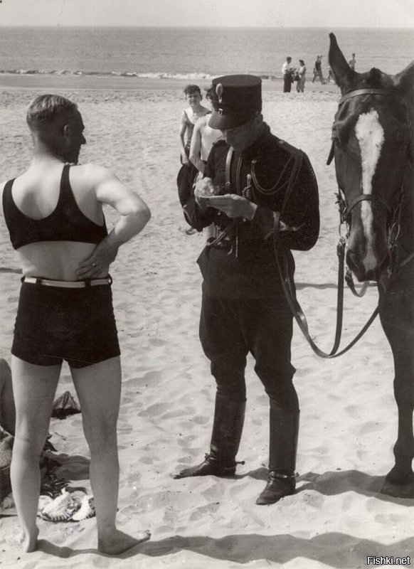 Полицейский выписывает штраф за слишком открытый купальный костюм, 1930-е.
