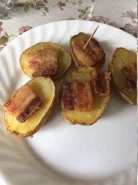 Есть способ проще и можно не солить. Режем пополам, на срез кусок солёного сала, пришпилить зубочисткой и в духовку - результат аналогичный.