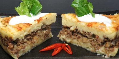 Если заморачиваться то картофельной запеканкой. Делать не так уж долго. Пока картошка вариться, жарю фарш со специями и луком. Потом в пюре, в латку слоями и в духовку на минут 15-20.
Вкусно, дешево и сердито.