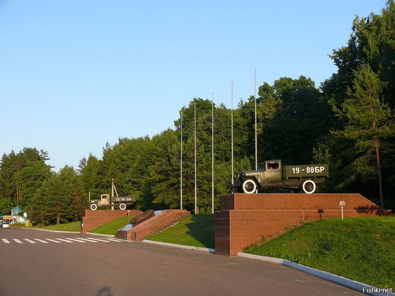 Есть такой памятник, недалеко от Брянска.
Памятник воинам-водителям, погибшим в ВОВ.
