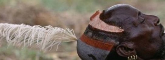 Турканянин через специальный клапан стравливает внутричерепное давление. У этого молодого воина выходит с брызгами.