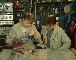 эти "черти" уже давно придумали бутылку с двумя крышками