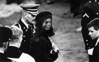USA. Arlington, Virginia. November 25th, 1963. Jacqueline KENNEDY at John F. Kennedy s Funeral. Foto elliott_erwitt