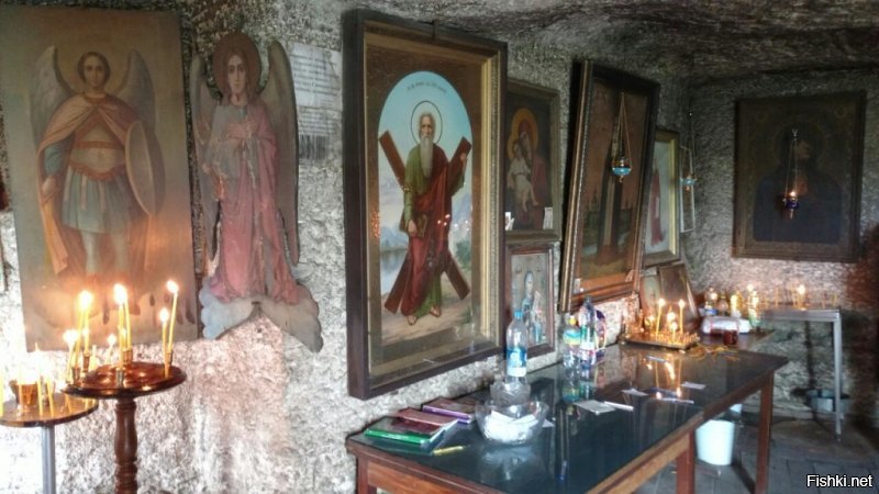 вот немного фотографий старого орхея, про который рассказывала автор. само последние находится внизу, на горе церковь, а в самой горе монастырь. на фото алтарь монастыря вырубленный в скале