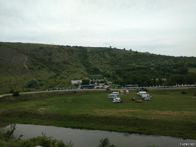 вот немного фотографий старого орхея, про который рассказывала автор. само последние находится внизу, на горе церковь, а в самой горе монастырь. на фото алтарь монастыря вырубленный в скале