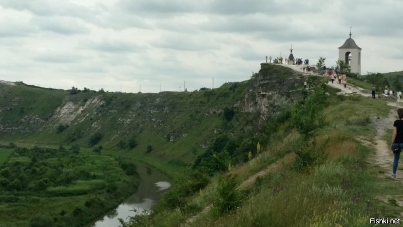 вот немного фотографий старого орхея, про который рассказывала автор. само последние находится внизу, на горе церковь, а в самой горе монастырь. на фото алтарь монастыря вырубленный в скале