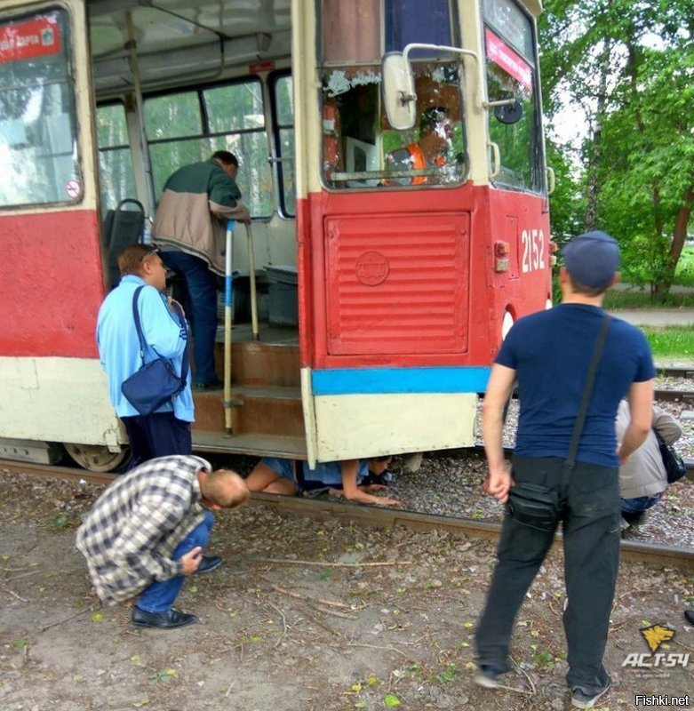 этой повезло больше, но причина одна - наушники и мнение: "если я не слышу трамвай, значит его нет"