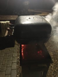 Откуда ты взял жидкий дым ? снизу у меня вода с вином налита что бы вкус был от испарения еще ниже в фольге с дырками опилки .Вот второй вариант коптильню сделал по быстрому из того что было 20 минут и 8 шурупов ветки и тд все в огроде