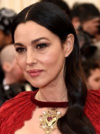 А почему фанаты Моники так не любят публиковать её необработанные фотки? По настоящему любите? Будьте честны до конца, покажите все её морщинки! Или вы любите вовсе не её, а красивую картинку?