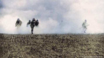 Вот не менее известный "туман-убийца". Иприт. На данном фото, атакованы немецкие войска во Фландрии 1917 г.