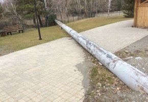 Это не труба над дорожкой, это дорожку проложили под трубой