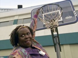 черные играющие в баскетбол напомнили 
Сестра Робертс