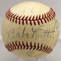 Я не уверен, но может дело в том, что это не его автограф? 
Буква /R/ особенная у оригинала.