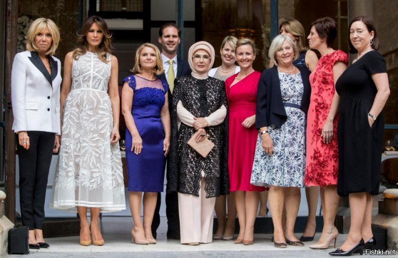 Нет смысла публиковать высеры этих прогандявок. Достаточно одной фотографии. Знакомьтесь, коллективное фото первых леди лидеров стран НАТО на саммите 2018 года.