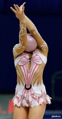 А что потрясающего в первом и предпоследнем фото?
Первая фотографии - хрень полная. С первого взгляда вообще теряешься, и не сразу понимаешь, что это.
Ну а гимнастка с мячом вместо головы это уже избитый штамп, таких фотографий вагон и маленькая тележка. Впервые такую увидел ещё в 80е в журнале "Советское фото". У меня самого был такой снимок с соревнований по детской гимнастике.