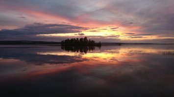 БООльшая часть этих фоток отфотошоплены! 
Пример: млечный путь таких размеров на небе? Серъезно?
Вот фотки нашей России с телефона и без фотошопа: