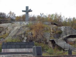 Посёлок Заозёрный, позже г. Североморск-7, позже г. Мурманск-150, сейчас г. Заозерск. Но для нас он всегда был Западной Лицей. 17 лет прожил. Отец, до сих пор, там. В следующем году поеду дочери Севера показывать. Спасибо за фото))))