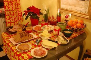 Пуансеттия - ядовита? Вот уж не знали.
В Швеции - julstjärna, а может где и еще, рождественская звезда.
Всегда в Рождество на столе присутствует :)
Не думаю, что опаснее чем литр водки :)