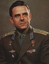 Фотографию того что осталось от космонавта можно было не выкладывать по этическим соображениям. Уверен что данный снимок в СССР был или засекречен или во всяком случае  не предназначался для публичного распространения. Это уже когда появился интернет и все табу были нарушены стали распространять то, что раньше за это бы расстреляли. Было бы уместно выложить портрет героя, который отдал жизнь за лучшее будующее и за науку так как  верили что рискуют во благо чеовечества