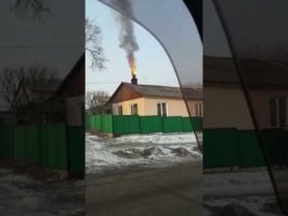 Трубу прожигают, специалисты... Некоторые считают, что пол ведра керосина, вылитые в дымоход сверху и подожженные сжигают внутри всю сажу. В основном это заканчивается печально...