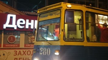 Во Владивостоке было много трамваев, из центра в разные районы. Теперь остался один маршрут, поэтому он теперь без номера - просто трамвай. На последнем фото (первые два - уже история).