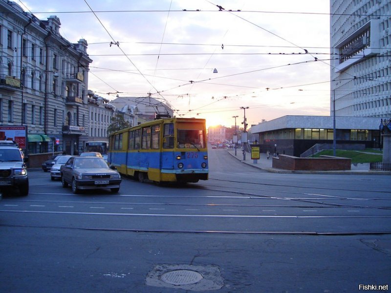 Во Владивостоке было много трамваев, из центра в разные районы. Теперь остался один маршрут, поэтому он теперь без номера - просто трамвай. На последнем фото (первые два - уже история).