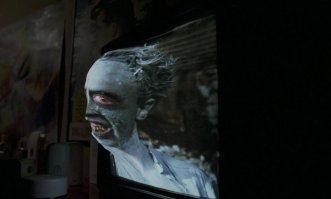 В моем детстве не было интернета, в то время мы залипали в видеосалонах.
И в свои 7 лет я чуть не обосрался когда в "Демоны 2" монстр вылазил из телика