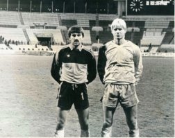 Такое ощущение что люди с кавказа  выглядят старше своего возраста или европейцы младше своего?