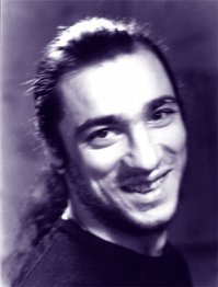 Анато лий Ге рманович Крупно в   советский и российский музыкант, бас-гитарист, вокалист, композитор, поэт, актер театра и кино, радиоведущий. Основатель и лидер групп  Черный обелиск  и  Крупский сотоварищи . Участник коллективов  Shah ,  Неприкасаемые ,  ДДТ ,  Воскресение .

Крупнов оканчивал среднюю физико-математическую школу. Несмотря на высокий уровень требований, учился школьник отлично. Успешно занимался юноша и легкой атлетикой. Участвовал в соревнованиях по бегу на длинные дистанции. После школы молодой человек поступил в Московский автомобильно-дорожный государственный технический университет. Однако диплом так и не получил.
Отец Анатолия рано ушел из жизни, мужчина страдал от онкологического заболевания. После смерти главы семьи Анатолий сказал маме, что больше не возьмет у нее ни копейки, и обещание сдержал, начав зарабатывать самостоятельно. Поначалу устроился цветокорректором на ВДНХ, но был вынужден сменить должность на ремесло электрика из-за аллергии на химикаты.

В декабре 1996 года коллектив  Черный обелиск  в составе трио приступает к записи нового альбома, одним из рабочих вариантов названия которого был  Три товарища  (отсыл к книгам Эриха-Марии Ремарка). Однако 27 февраля 1997 года на музыкальной студии  Турне  Анатолий Крупнов скоропостижно умирает от сердечного приступа. Чуть меньше месяца он не дожил до своего 32-го дня рождения