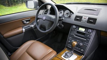 Не угадали. Volvo XC90 Это. 2003 года.